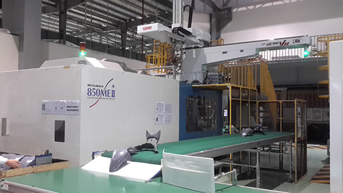 Các công nghệ tiên tiến nhất của Honda trong lĩnh vực sản xuất và chế tạo xe máy sẽ được áp dụng vào nhà máy thứ 3 này. Trong ảnh là máy ép nhựa trong phân xưởng gia công ép nhựa. Đây là một trong 7 phân xưởng được trang bị máy móc, thiết bị hiện đại để tạo ra sản phẩm có chất lượng cao nhất và thân thiện với môi trường nhất.