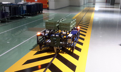 Robot tự động vận chuyển các thiết bị vào khu vực lắp ráp cụm động cơ.