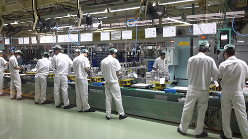 Các chi tiết của động cơ được kiểm tra kỹ càng trước khi lắp ráp. Ảnh: Phân xưởng lắp ráp cụm động cơ.