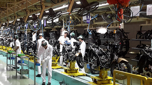 Giá để toàn bộ phụ tùng của một chiếc xe tay ga được chuyển đến dây chuyền lắp ráp hoàn thiện. Ảnh: Bên trong dây chuyền lắp ráp hoàn thiện xe tay ga.