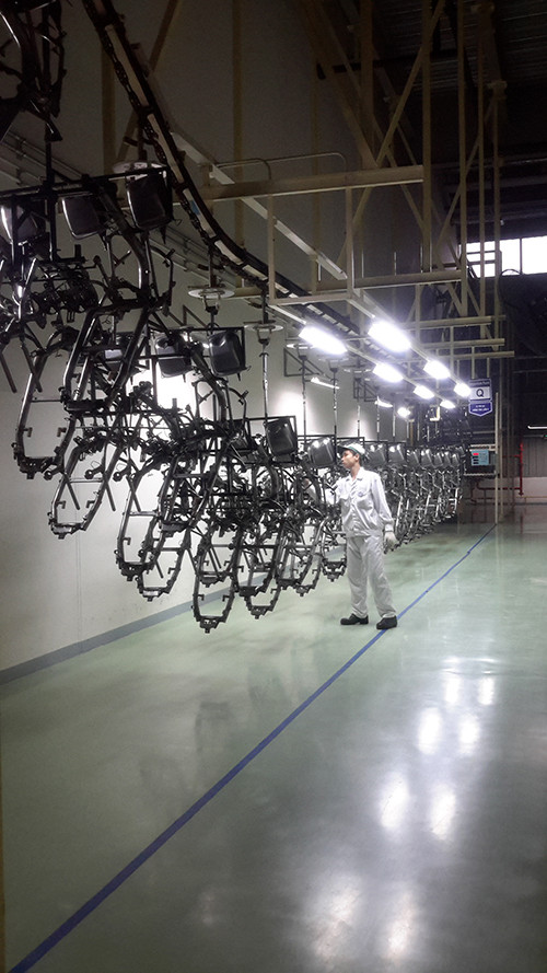 Kiểm tra kỹ khung xe và bình xăng trước khi được lắp ráp.