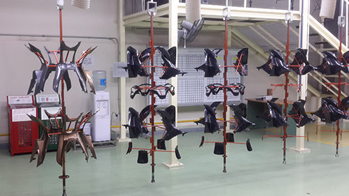 Các chi tiết nhựa được kiểm tra kỹ lưỡng sau khi được ép. Chúng được treo phơi trước khi đưa vào khu vực phun sơn tự động.