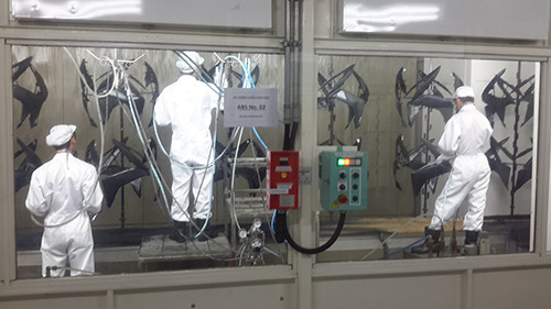 Sau khi được phun sơn tự động, các chi tiết nhựa được kiểm tra lại lần nữa.