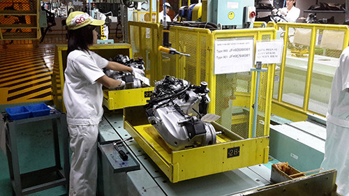 Động cơ hoàn chỉnh được chuyển đến dây chuyền lắp ráp xe hoàn thành.