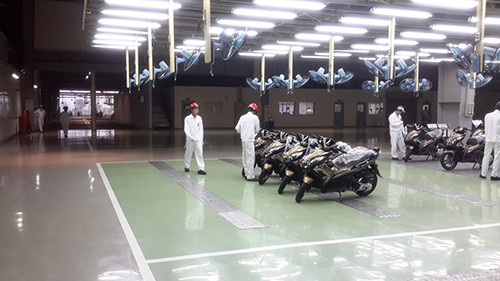 Chiếc xe máy thành phẩm sẽ được nhân viên vận hành thử trên đường trước khi giao đến tay khách hàng. Honda Việt Nam cho biết, trong giai đoạn đầu tiên, nhà máy này sẽ sản xuất 1.000 xe/ngày với sản phẩm chính là xe tay ga cùng số lượng lao động trực tiếp gần 1.300 người...