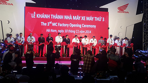 Ông Hoàng Trung Hải, Ủy viên Trung ương Đảng, Phó Thủ tướng Chính phủ đến dự và cắt băng khánh thành Nhà máy xe máy thứ 3 của Honda Việt Nam đặt tại khu công nghiệp Đồng Văn 2, tỉnh Hà Nam (cách TP Hà Nội khoảng 40 km).