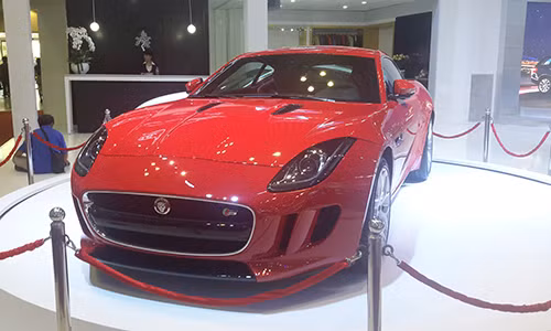 Dòng xe thể thao 2 cửa F-Type của Jaguar & Land Rover là biểu tượng của sự nhanh nhạy và uy lực, thỏa mãn niềm đam mê tốc độ.