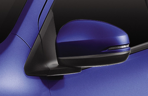 Đèn báo rẽ sáng bóng ở phần rìa của gương xe tạo ấn tượng gọn gàng sắc nét.