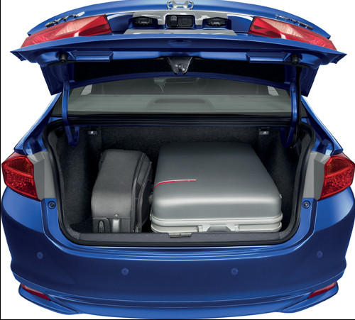 Khoang chứa hành lý có thể tích lớn lên tới 536L (485L và khoang phụ dưới sàn là 51L) giúp đưa đồ vào và lấy ra dễ hơn cũng như chứa được nhiều đồ hơn. City mới có mặt trên toàn quốc từ ngày 9/9 với giá bán lẻ đề xuất là 599 triệu đồng đối với bản số vô cấp và 552 triệu đồng đối với bản số sàn (đã bao gồm VAT) cùng 5 màu sống động.