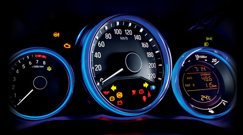 Chỉ số mức độ tiêu hao nhiên liệu tức thì, trung bình và quãng đường còn lại mà xe có thể đi đều được hiển thị, rất thuận tiện cho người điều khiển.