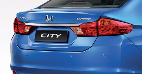 Đèn hậu được thiết kế màu đỏ ngọc, mở rộng sang cả nắp cốp xe và kết nối với thanh trang trí mạ crôm, tạo nên một vẻ ngoài đầm chắc và sang trọng cho xe.