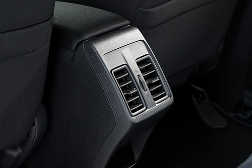 Điều hòa nhiệt độ điều chỉnh bằng tay mang phong cách thiết kế mới với núm điều chỉnh được chuyển từ kiểu vặn sang kiểu vòng xoay, hoạt động như ống kính máy ảnh và vòng điều chỉnh có thể phát sáng vào ban đêm.