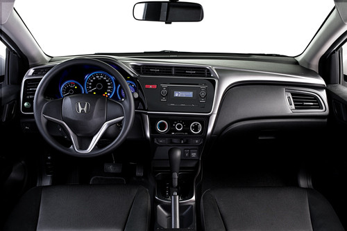 Bảng điều khiển bao gồm nhiều lớp có thiết kế bề mặt khác nhau. Đối lập với phần nền đen, bảng T-zone được mạ bạc đem đến hiệu ứng tương phản 3 chiều. Bề mặt tổng thể của bảng điều khiển có màu kim loại mang lại cảm giác sang trọng. Cửa gió điều hòa nhiệt độ cực mỏng và phong cách.