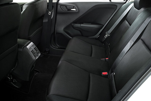 Cửa gió điều hòa cho hàng ghế sau cũng được trang bị, mang lại cảm giác thực sự thoải mái cho hành khách.