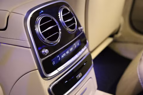 Hộp cộng hưởng nhằm mang đến âm thanh vô cùng trung thực từ hệ thống loa Burmester Surround thượng hạng.