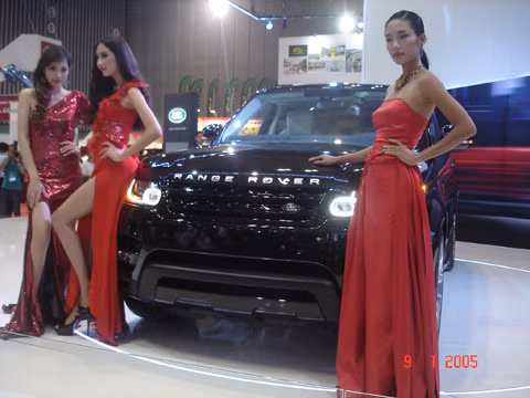 Xetrang bị động cơ TDV6 3.0 lít, hộp số tự động 8 cấp.