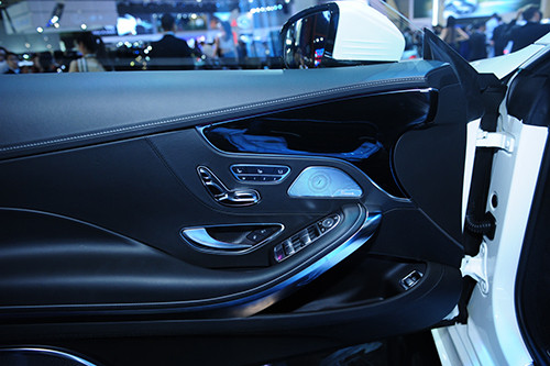 Hệ thống khóa cửa trung tâm với chức năng tự động khóa khi xe chạy và mở khóa trong trường hợp khẩn cấp. Gương chiếu hậu chống chói tự động, gương chiếu hậu bên ngoài chỉnh và gập điện.