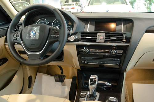 Xe còn được trang bị vô-lăng bọc da với lẫy chuyển số trên vô-lăng và chức năng hỗ trợ lực lái thể thao, năng động (Variable sport steering).