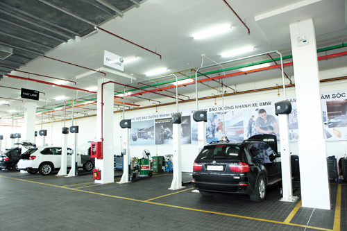 Xưởng dịch vụ hiện đại với 20 khu vực sửa chữa xe cùng lúc.