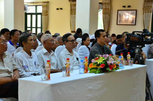 Khán giả chăm chú nghe các chuyên gia tư vấn, trao đổi.