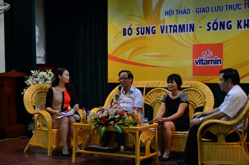 Các khách mời đang giao lưu