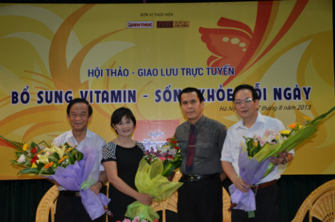 Tổng biên tập Báo Điện tử Kiến Thức chào đón 3 vị khách mời.