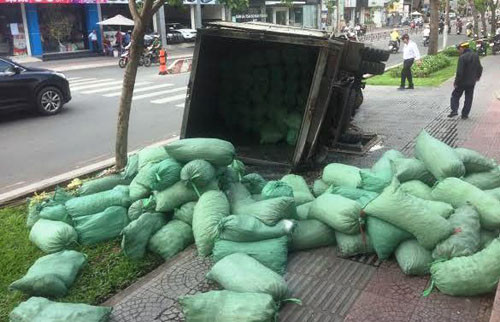 Hiện trường vụ xe tải lật.