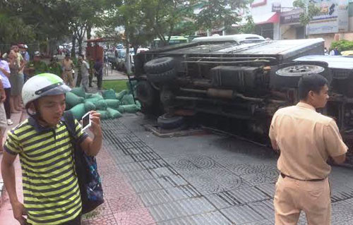 Một phụ nữ đang mưu sinh trên vỉa hè đã bị xe đè chết tại chỗ.