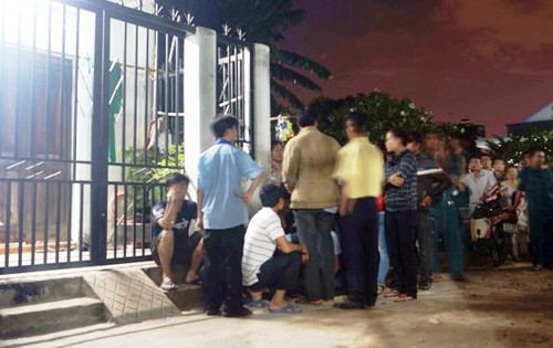 Người dân rúng động trước cái chết của mẹ con chị Liễu tại phường Tân Đông Hiệp, TX Dĩ An, tỉnh Bình Dương (ảnh Duy Khang). Người dân rúng động trước cái chết của mẹ con chị Liễu tại phường Tân Đông Hiệp, TX Dĩ An, tỉnh Bình Dương (ảnh Duy Khang).