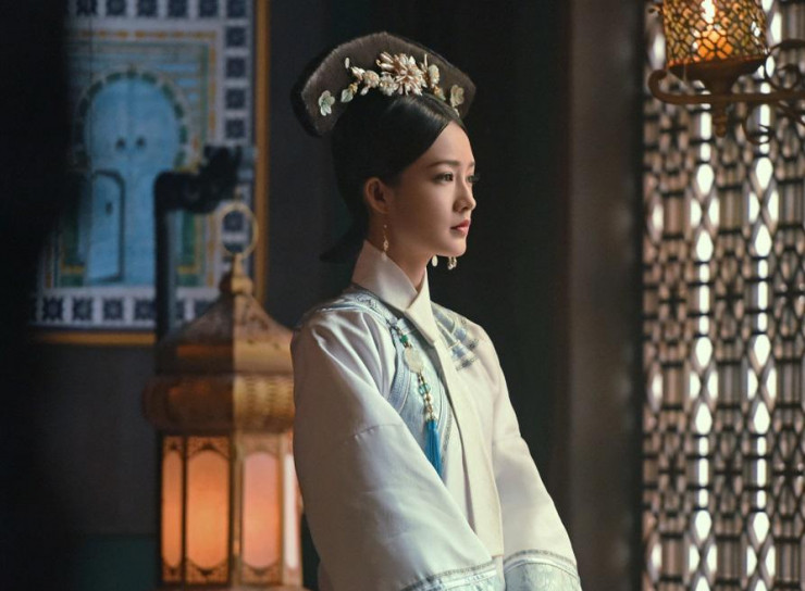 Một số bản thoại có chép, Đôn Di Hoàng quý phi rất xinh đẹp, vẻ đẹp của nàng không lộng lẫy kiêu sa nhưng vô cùng mềm mại, ngọt ngào, nhìn một lần là nhớ mãi. Cùng với xuất thân rất cao, nàng được Khang Hi rất coi trọng.