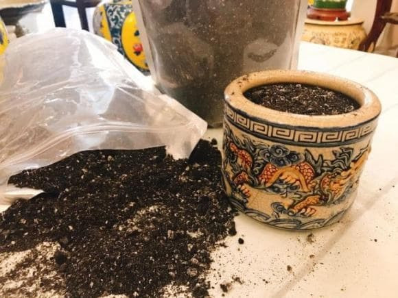 br/> Không dùng cát để bỏ vào trong bát hương: Tuyệt đối không dùng cát để thay cho tro ở trong bát hương. Bởi việc này sẽ khiến cho gia đình lục đục, gặp những điều không may mắn. Bát hương phải được bốc bằng tro sạch, được đốt từ rơm nếp hoặc rơm tẻ sạch, sau đó sàng lọc kỹ để bỏ đi những tạp chất. 