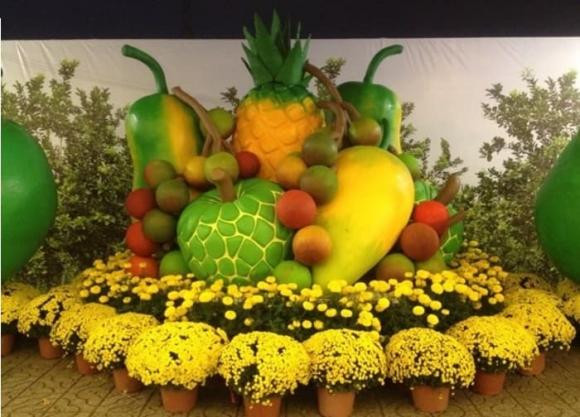 Hoa quả, trái cây giả: Dẫu biết rằng việc bày hoa quả, trái cây giả vừa tiết kiệm chi phí, hoa luôn tươi tắn và không phải mất công thay nước, nhưng các chuyên gia phong thủy luôn khuyên bạn phải bày hoa quả thật. Dù có đắt hơn hoa giả đôi chút, nhưng hoa thật thể hiện được lòng thành của bạn. 