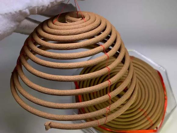  Không tùy tiện cắm chân hương vòng vào bát hương: Các chuyên gia còn cho rằng, bát hương thể hiện cho cái đầu của gia chủ, khi bốc bát hương mà không lèn chặt, thì sau một thời gian tro hương sẽ chắc lại, dân gian cho là có thể làm gia chủ đau đầu. 