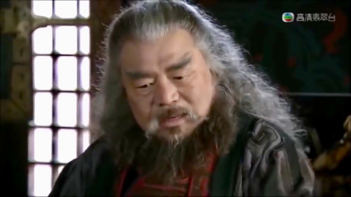 Trước khi trở thành quân phiệt, Đổng Trác từng là một thiếu niên làm nông ở quê nhà. Trong một lần canh tác, ông đã vô tình đào được thanh đao của Hạng Vũ. Theo "Cổ kim đao kiếm lục", thanh đao này có hình khắc mây núi và sắc bén đến mức chém ngọc như cắt bùn. Sau khi giàu có, Đổng Trác từng nhờ Thái Ung xác minh, và được khẳng định đây chính là thanh đao của Hạng Vũ.