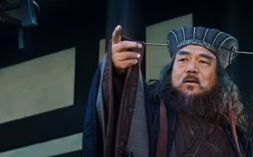 Tháng 4 âm lịch năm 192, âm mưu ám sát Đổng Trác được thực hiện bởi Vương Doãn và Lã Bố, người từng là thân tín của ông. Đổng Trác bị giết, kết thúc cuộc đời đầy tham vọng và bạo ngược.