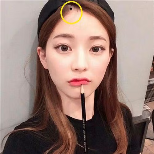  Nếu có nốt ruồi trên tóc, càng gần đỉnh cao thì càng lành. Họ sống một cuộc sống thịnh vượng và gặp nhiều may mắn, tương lai xán lạn.