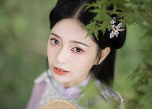 Thời gian đó, Hòa tần rất được sủng ái, nhanh chóng có thai. Đáng tiếc, công chúa sau sinh còn chưa kịp đặt tên đã mệnh yểu qua đời. Bất hạnh hơn, vì quá đau thương, hơn nữa sinh con thân thể bị hao tổn, Hòa tần không thể có con nữa.