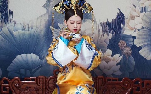 Mặc dù vậy, Khang Hi không hề lạnh nhạt với bà, vẫn vô cùng sủng ái, yêu chiều. Sau một thời gian, bà được tấn phong làm Hòa Phi. Năm 1722, Khang Hi băng hà, Ung Chính lên ngôi, lúc này Hòa phi 38 tuổi, vẫn được coi là tương đối trẻ. Hơn nữa, vì không có con cái, cuộc sống của nàng không có tranh đấu, rất an nhàn. 