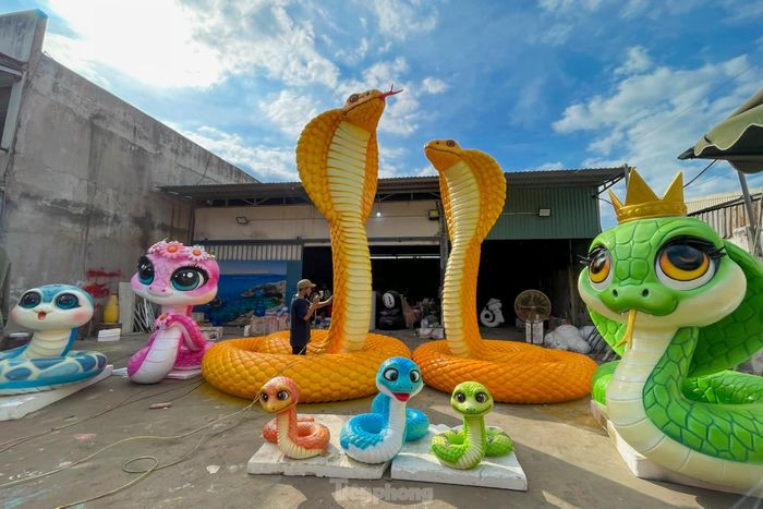 Tại nhà xưởng chế tác linh vật ở xã Đông Thạnh (huyện Hóc Môn) nhiều mẫu hình rắn đang dần hoàn thiện. Công nhân gấp rút hoàn thành sản phẩm để kịp bàn giao theo đơn đặt hàng.