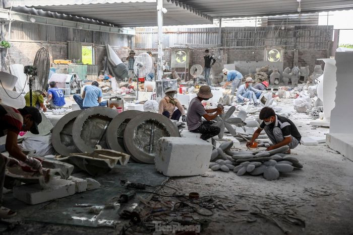 Trong xưởng, hàng chục công nhân chia thành nhiều công đoạn làm từ sáng tới đêm để kịp đơn hàng. Cao điểm nơi đây có khoảng 100 người làm việc liên tục để kịp tiến độ.