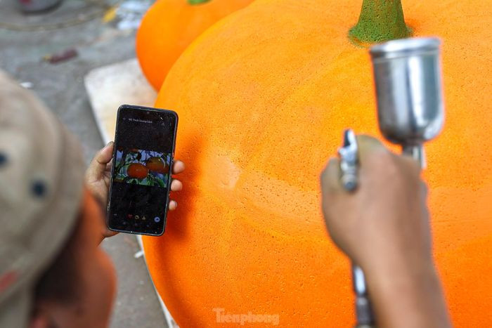 Những thợ sơn dùng màu sơn nước để trang trí cho linh vật và các tiểu cảnh.