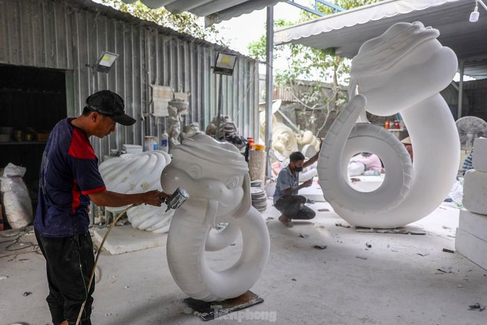 Chủ xưởng chia sẻ điều khó khăn nhất là làm sao để tạo ra hình ảnh linh vật vừa hiền lành, dễ thương lại mang đậm không khí Tết.