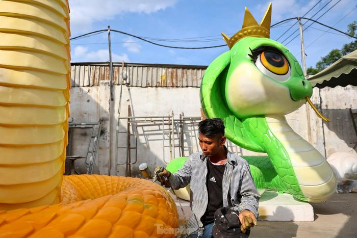 Các mô hình tại đây được chạm khắc công phu, sử dụng chất liệu như mút xốp, nhựa composite. Những người thợ sơn vẽ tỉ mỉ, công phu để tạo hồn cho sản phẩm.