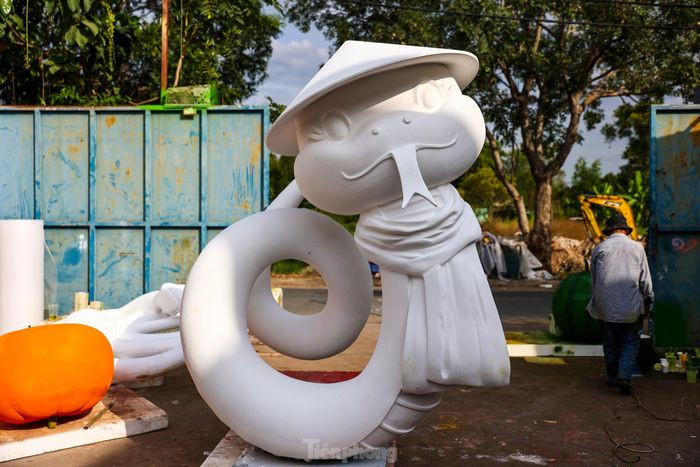 Một con rắn bằng chất liệu mút xốp trét bột đã hoàn thiện phần tạo hình.