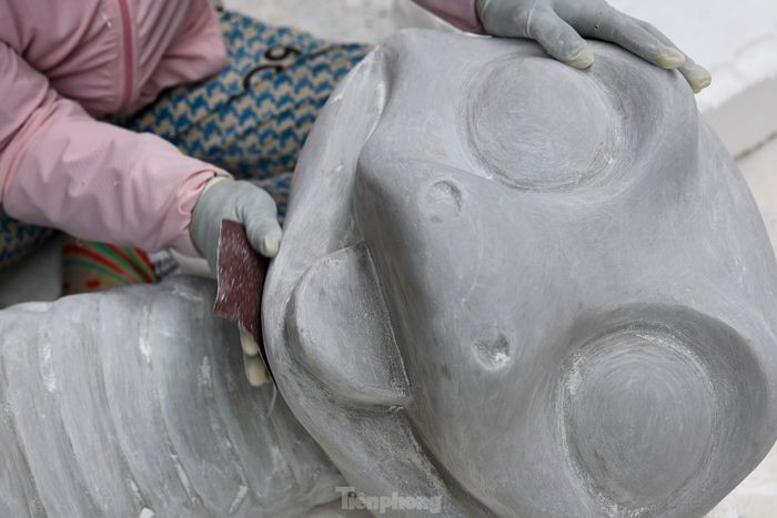 Để tránh việc hư hỏng khi vận chuyển, các bộ phận của rắn sẽ được chế tác riêng biệt, khi vận chuyển đến khách hàng sẽ lắp ráp những phần lại với nhau để tạo ra sản phẩm hoàn thiện.