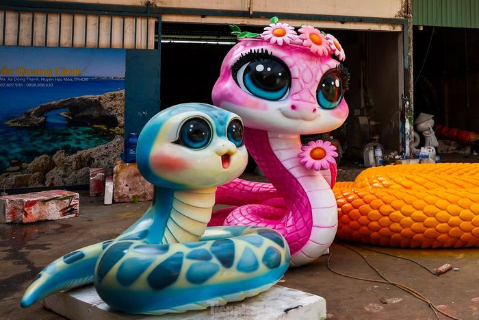 Anh Cảnh cho biết năm nay đơn đặt hàng dao động hơn 200 sản phẩm về rắn với nhiều kích thước, đa dạng kiểu mẫu. Trong ảnh là hai linh vật rắn đã hoàn thiện, tạo hình phong cách chibi dễ thương, giá 60 triệu đồng một cặp.