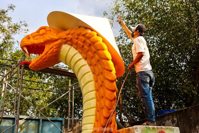 Anh Ngô Văn Cảnh, chủ xưởng chia sẻ, số lượng đặt hàng linh vật năm nay nhiều hơn so với năm trước và yêu cầu về kỹ thuật, chất lượng ngày một cao hơn vì thẩm mỹ của người dân ngày càng cao so với ngày xưa.