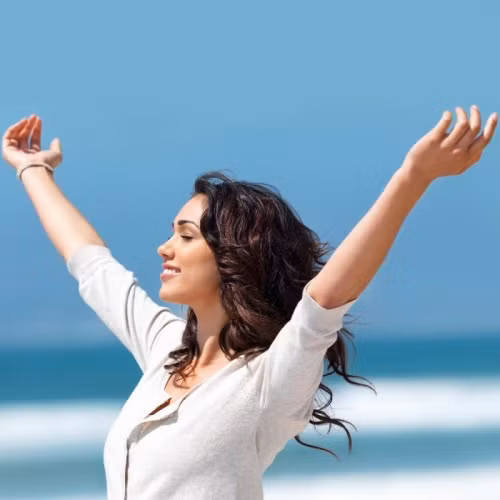  5. Người sống tích cực và lạc quan: Tinh thần tích cực thu hút năng lượng tốt, từ đó tạo ra nhiều cơ hội và may mắn. Người lạc quan cũng dễ dàng vượt qua khó khăn và biến thách thức thành cơ hội. Bí quyết: Giữ tinh thần lạc quan, nhìn nhận vấn đề từ nhiều góc độ. 