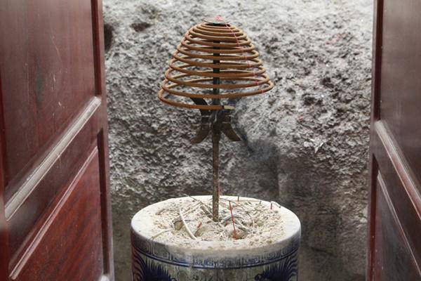  Bàn thờ nếu có đủ ngũ hành là tốt. Nhưng các đồ kim loại như đỉnh đồng, lư đồng, bát hương đồng, hạc đồng, đỉnh đồng, chân nến… những đồ cúng lễ bằng kim loại cũng không nên đặt nhiều. 