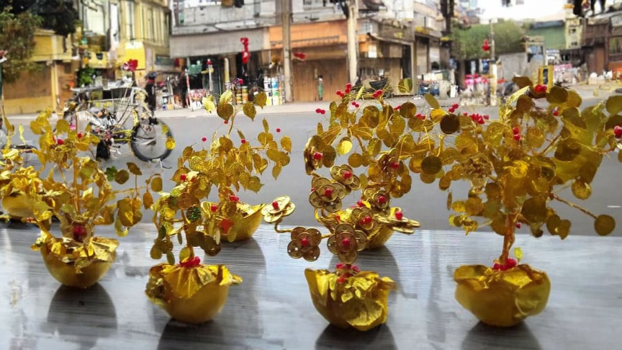 br/> Cành vàng lá ngọc: Theo các chuyên gia về phong thủy, tử vi cho rằng: bàn thờ là nơi tâm linh, thanh tịnh nên những cành vàng lá ngọc không nên đặt lên. Những thứ cành vàng lá ngọc có nhiều điều khó nói như: Bày bán chỗ có sạch không, cất giữ thế nào, có bị ô uế hay không… 